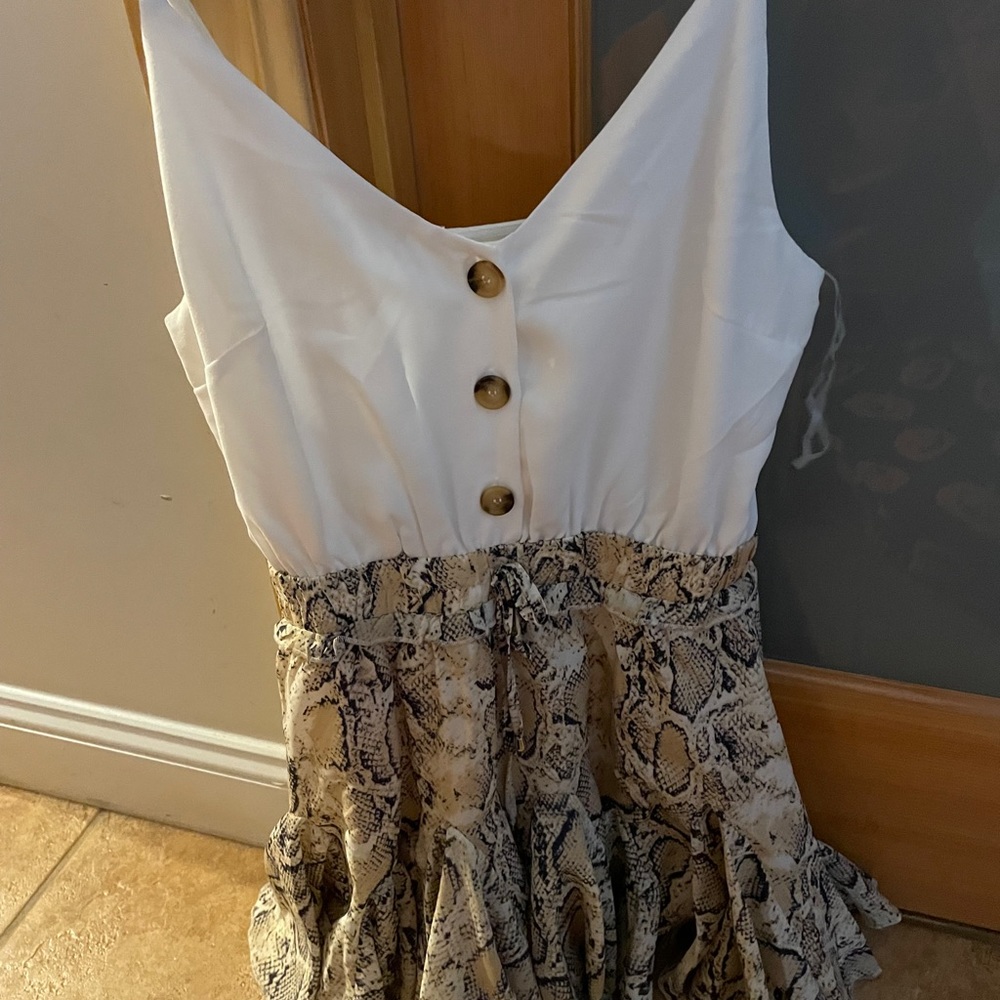 NWT Mainstrip romper size medium